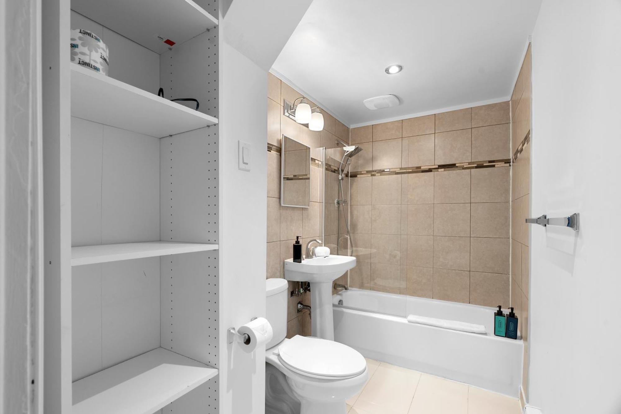 Hotel Laurence Монреал Екстериор снимка